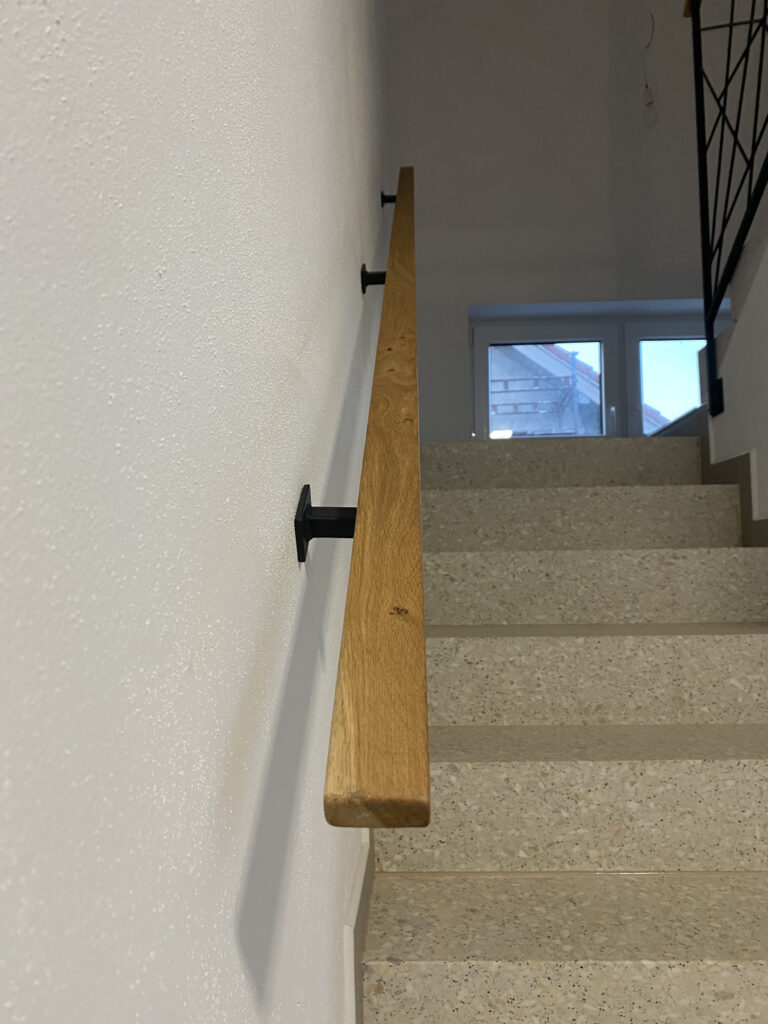 Madlo ke schodišti z masivního dřeva