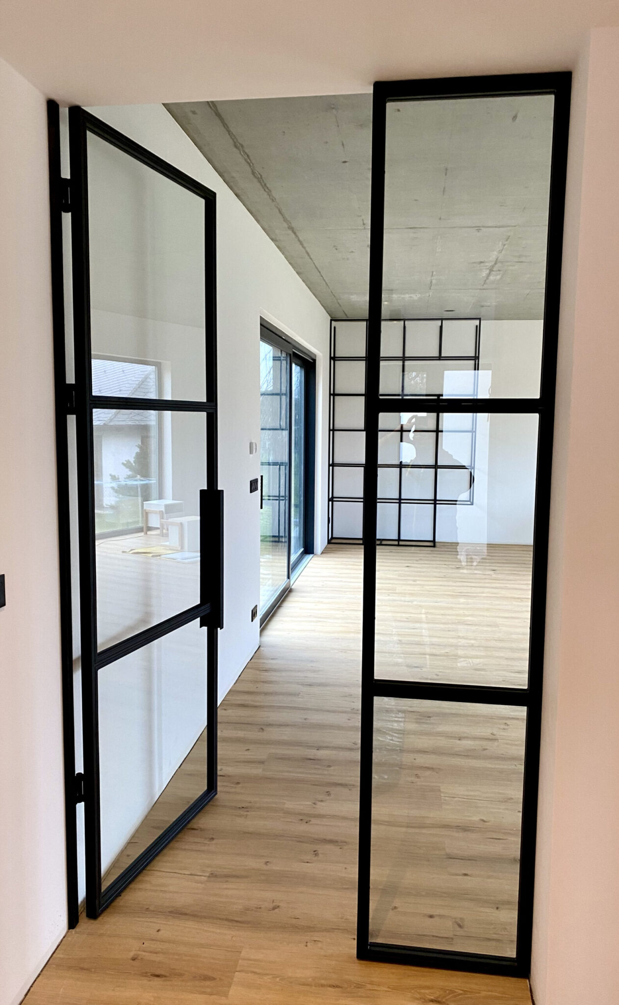 Prosklené kovové dveře v interiéru